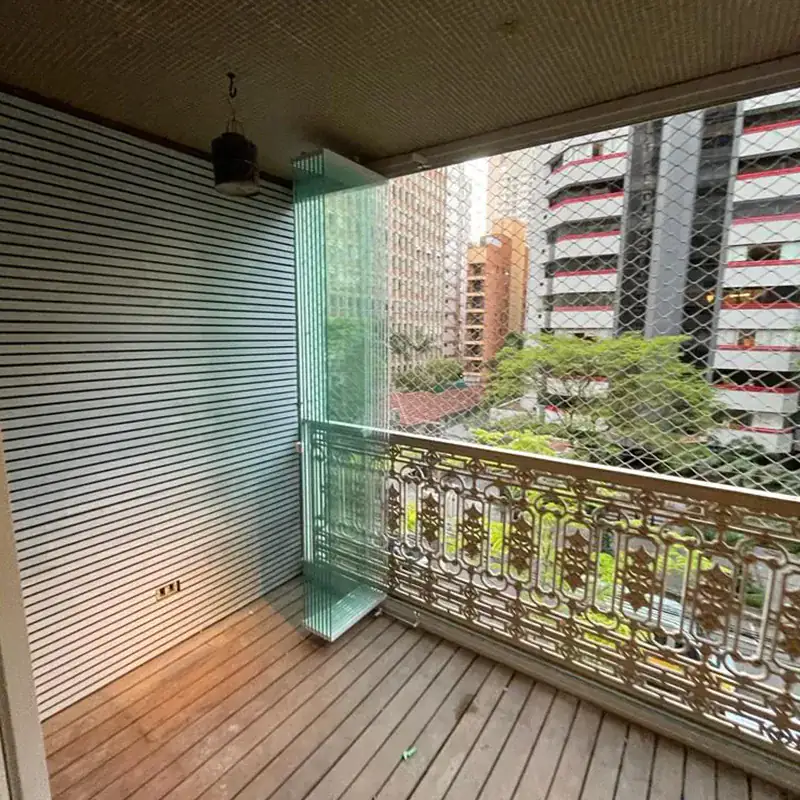 Sacada com painéis de vidro retráteis
