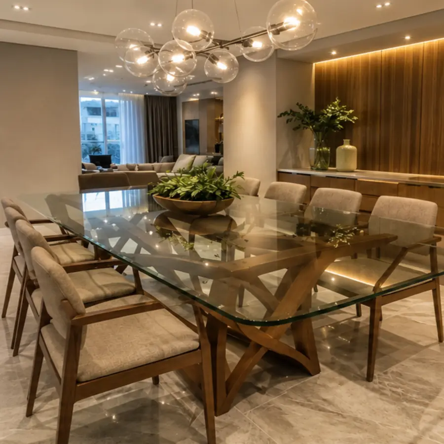 Mesa de jantar com tampo de vidro extraclear e base escultural de madeira
