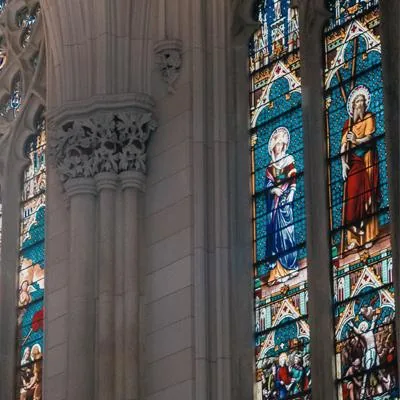 Vitrais nas igrejas: como o vidro se tornou um símbolo de luz e espiritualidade na arquitetura