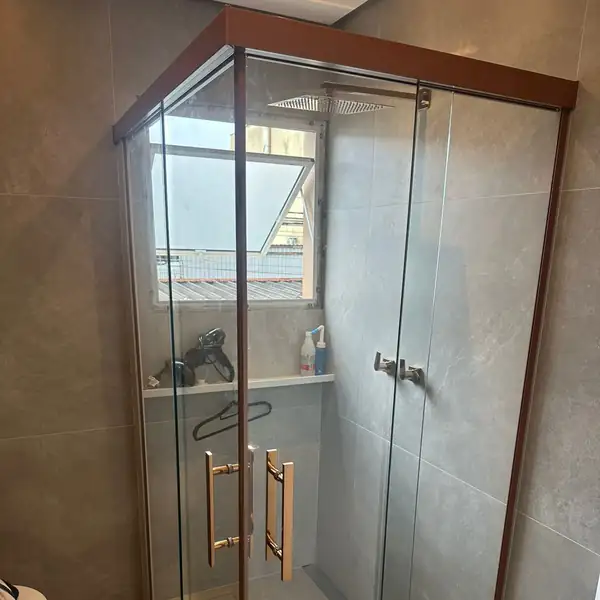 Box com ferragens e puxador duplo em acabamento cobre, obra da PS do Vidro