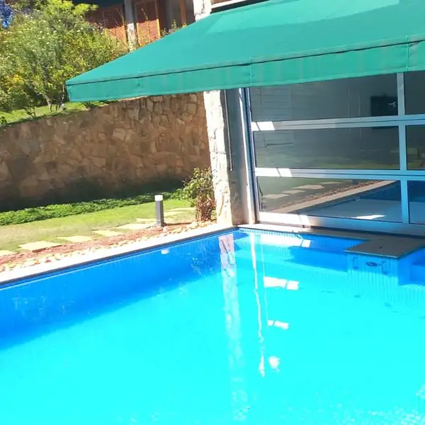 Esquadrias de vidro em área de piscina coberta, obra da PS do Vidro