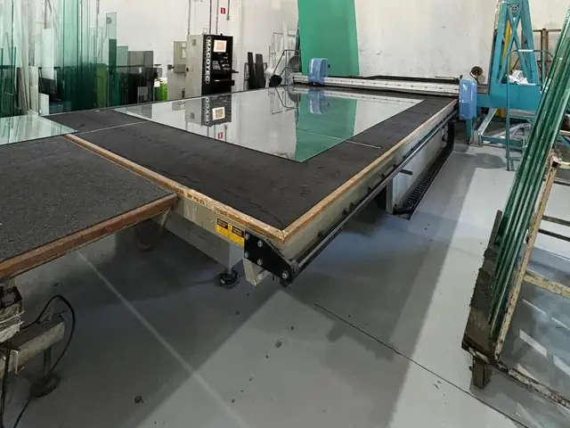 Mesa de corte automática de vidro na fábrica da PS do Vidro