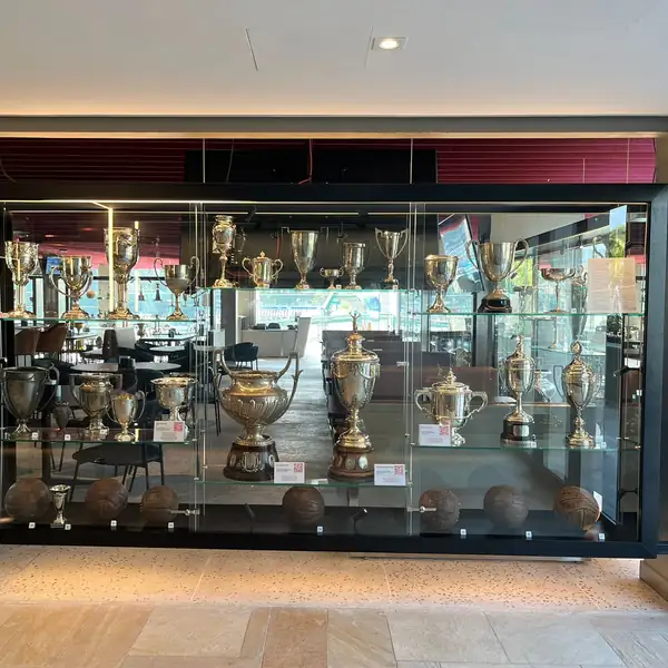 Vitrine de vidro iluminada para exposição de troféus, obra da PS do Vidro